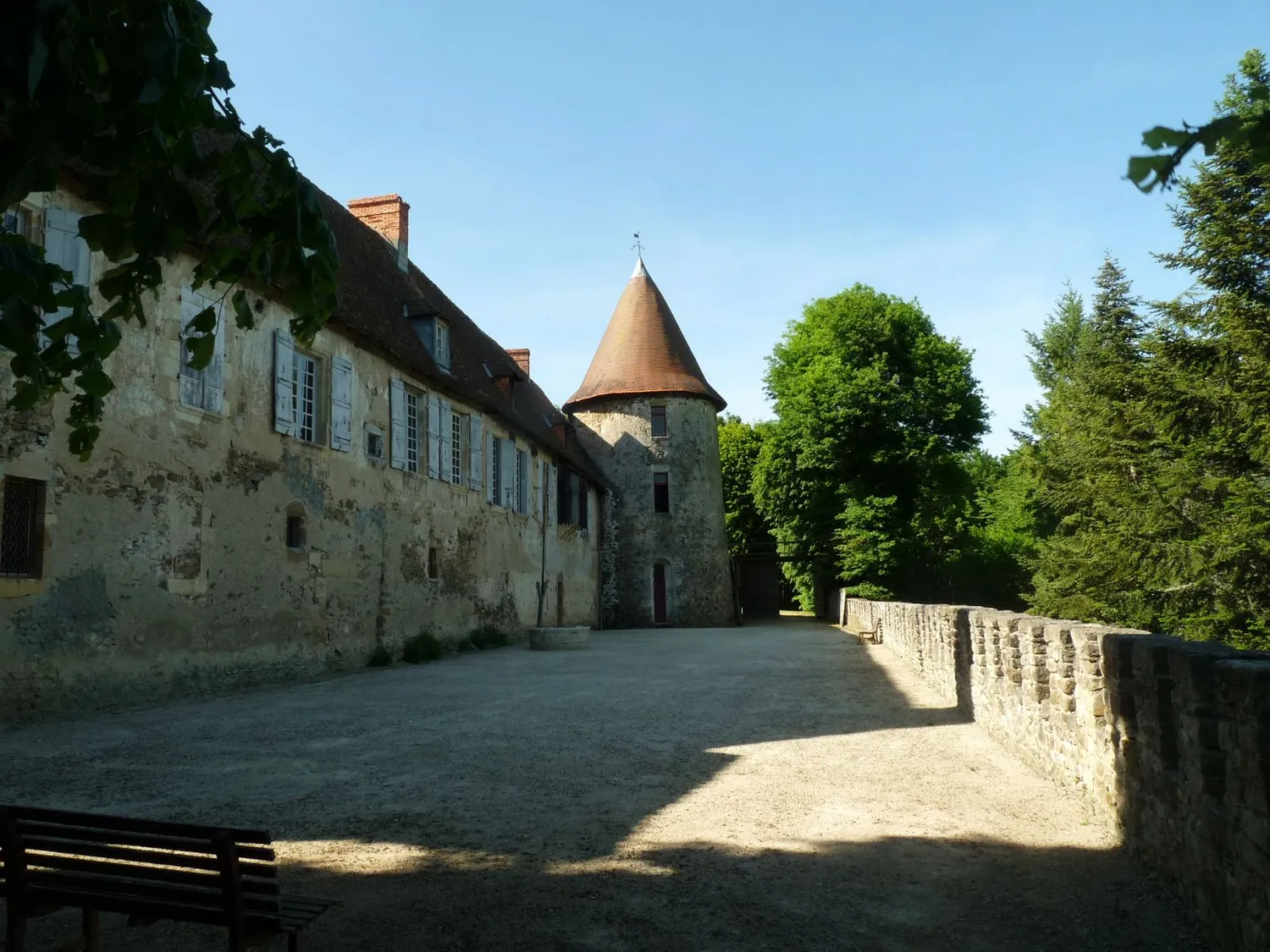 Image qui illustre: Château De Peyras à Terres-de-Haute-Charente - 0
