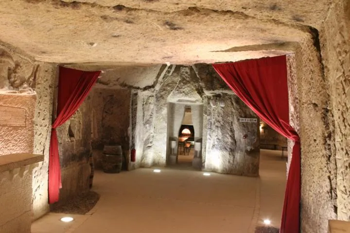 Image qui illustre: Cave De La Sibylle