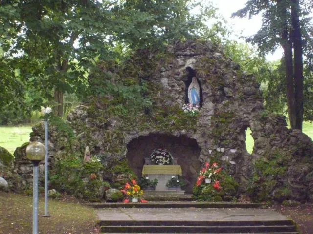Image qui illustre: Grotte Et La Statue Du Christ-roi