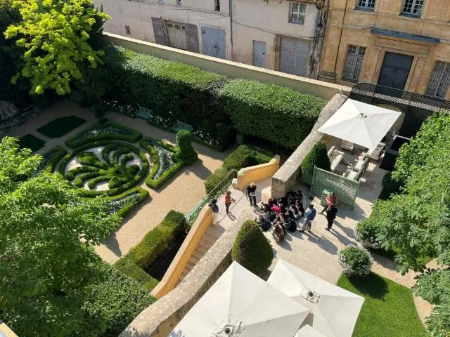 Image qui illustre: A la découverte des jardins à la française de Caumont