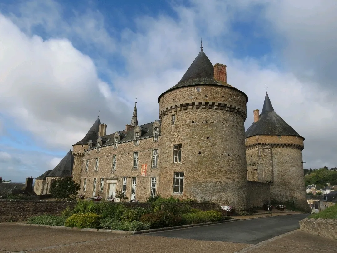 Image qui illustre: Château Forteresse De Sillé