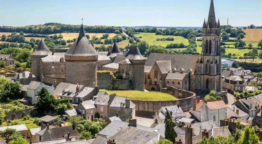 Image qui illustre: Château Forteresse De Sillé