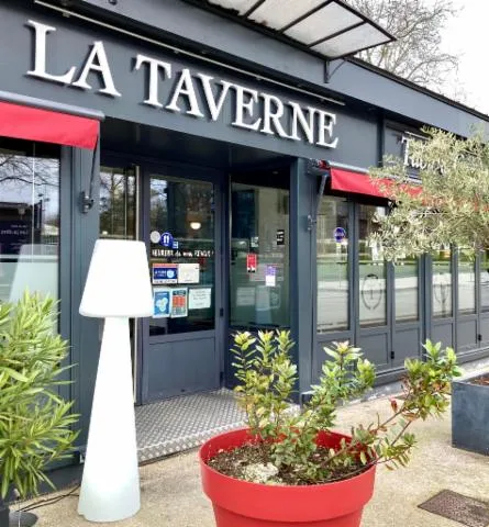 Image qui illustre: La Taverne - Table de caractère - Niort