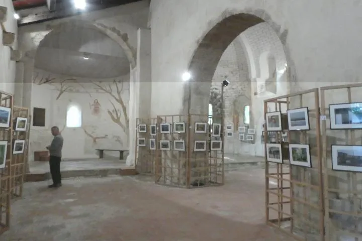 Image qui illustre: Venez découvrir une exposition sur des photographies d'une église datant du XIIe siècle.