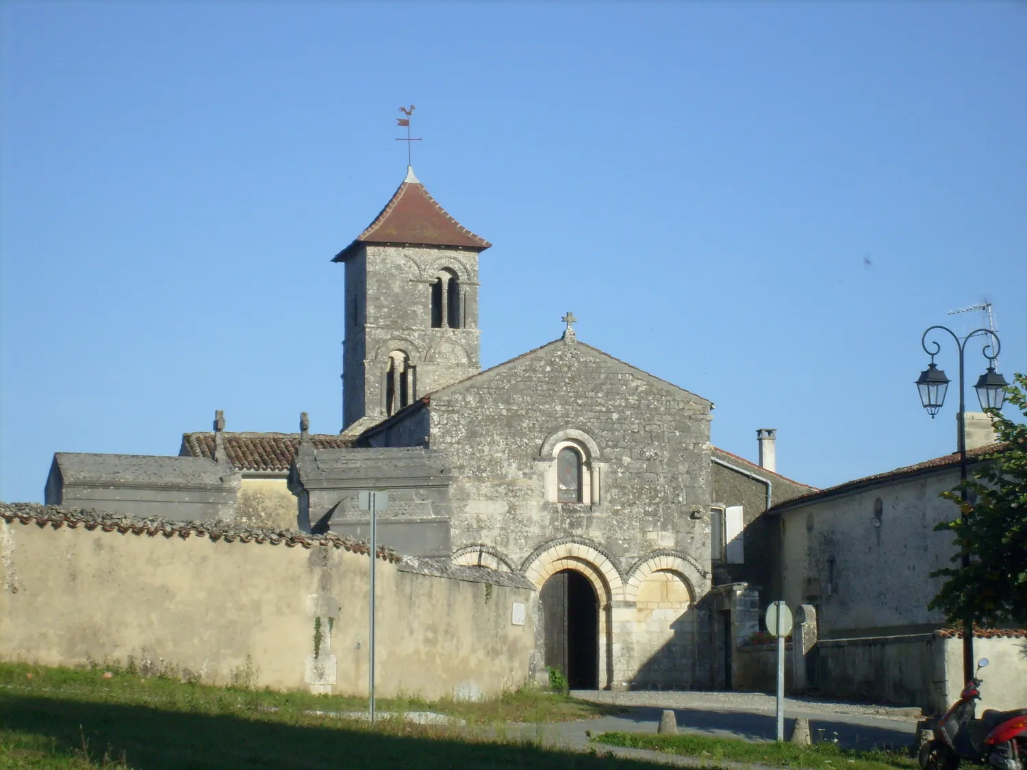 Image qui illustre: Eglise Saint-Brice de Saint-Bris-des-Bois à Saint-Bris-des-Bois - 0