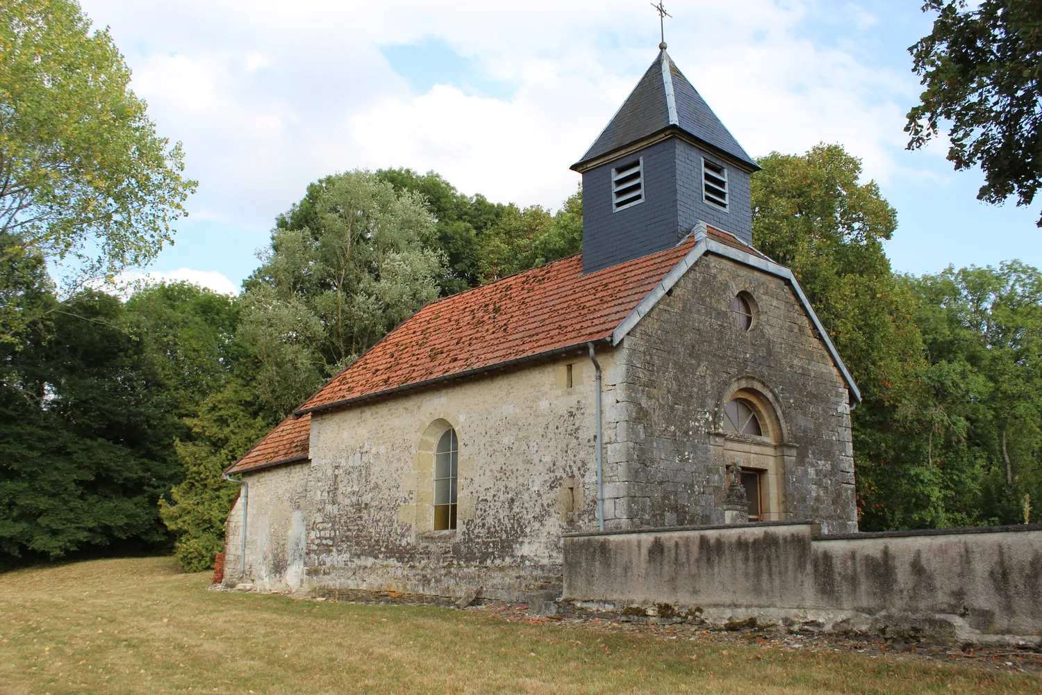 Image qui illustre: Église Saint-barthelemy De La Genevroye à La Genevroye - 0
