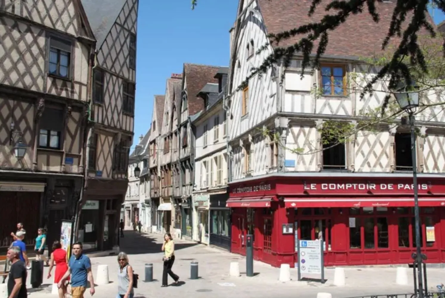 Image qui illustre: Place Gordaine  à Bourges - 2