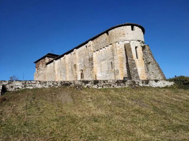 Image qui illustre: Découvrez l'église romane fortifiée de Lesgor, du XIIe siècle