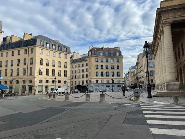 Image qui illustre: Place de l'Odéon