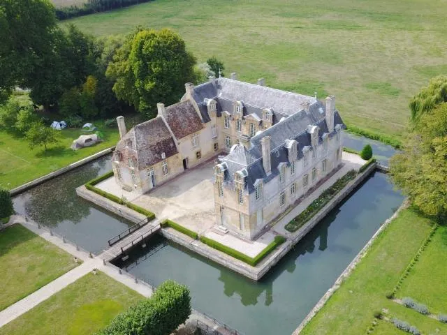 Image qui illustre: Château De Carel