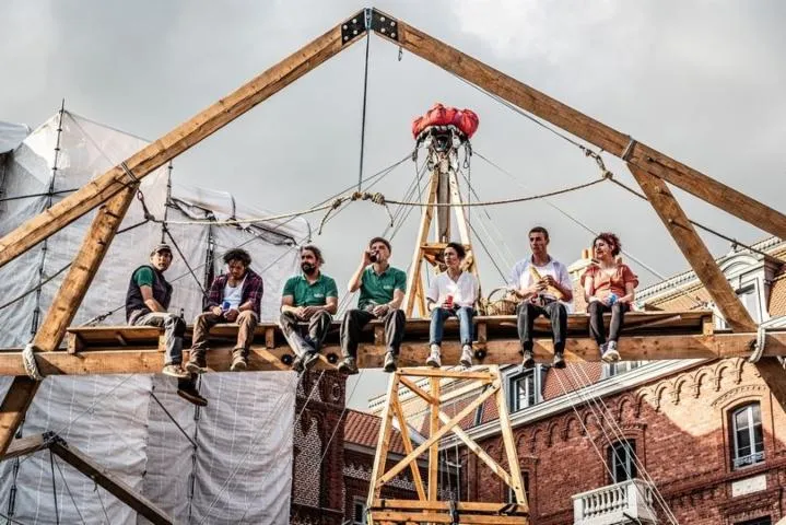 Image qui illustre: Ouverture Du Festival 48 Ème De Rue - Chantier !  La Tournée Du Coq  -&nbsp;compagnie Les Urbaindigènes