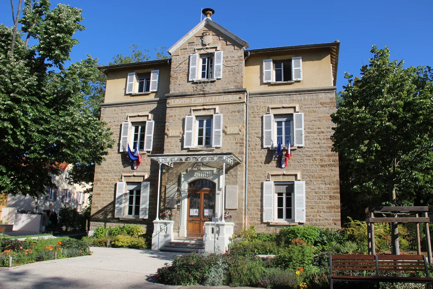 Image qui illustre: Itinéraire patrimonial de Champagne au Mont d'Or à Champagne-au-Mont-d'Or - 0