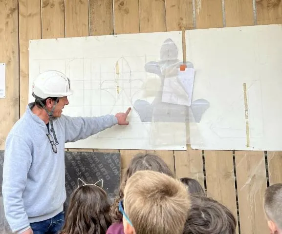 Image qui illustre: Quel chantier ! Rencontre avec des tailleurs de pierre