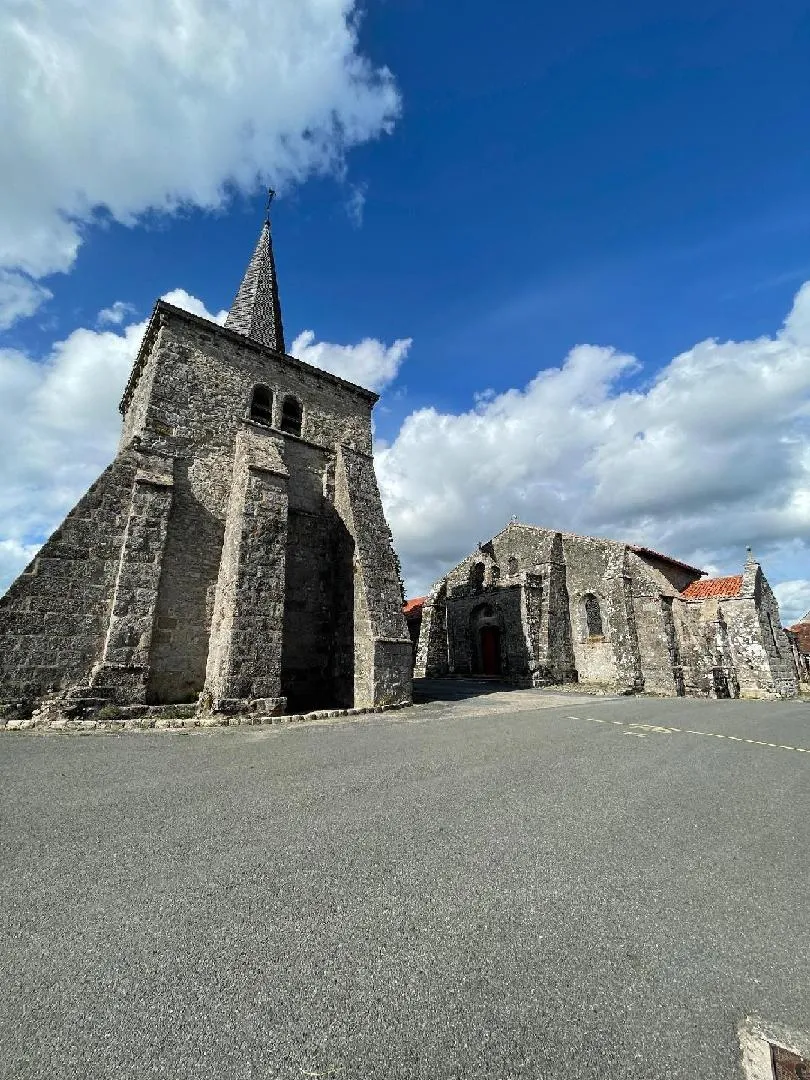Image qui illustre: Église et clocher Saint Martial
