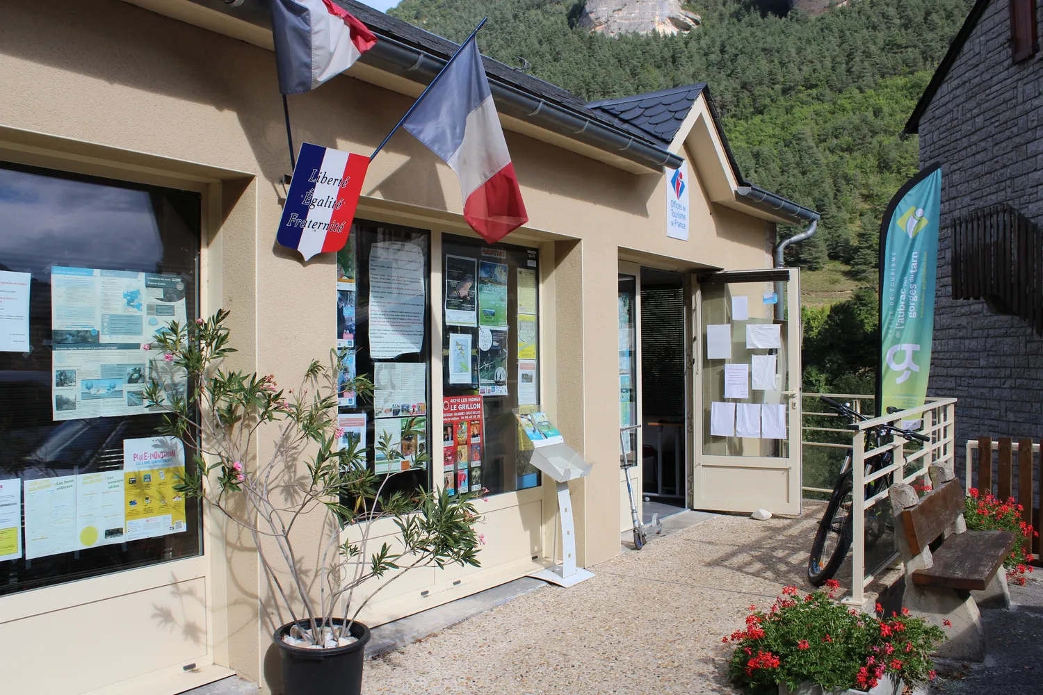 Image qui illustre: Office De Tourisme De L'aubrac Aux Gorges Du Tarn à Massegros Causses Gorges - 1