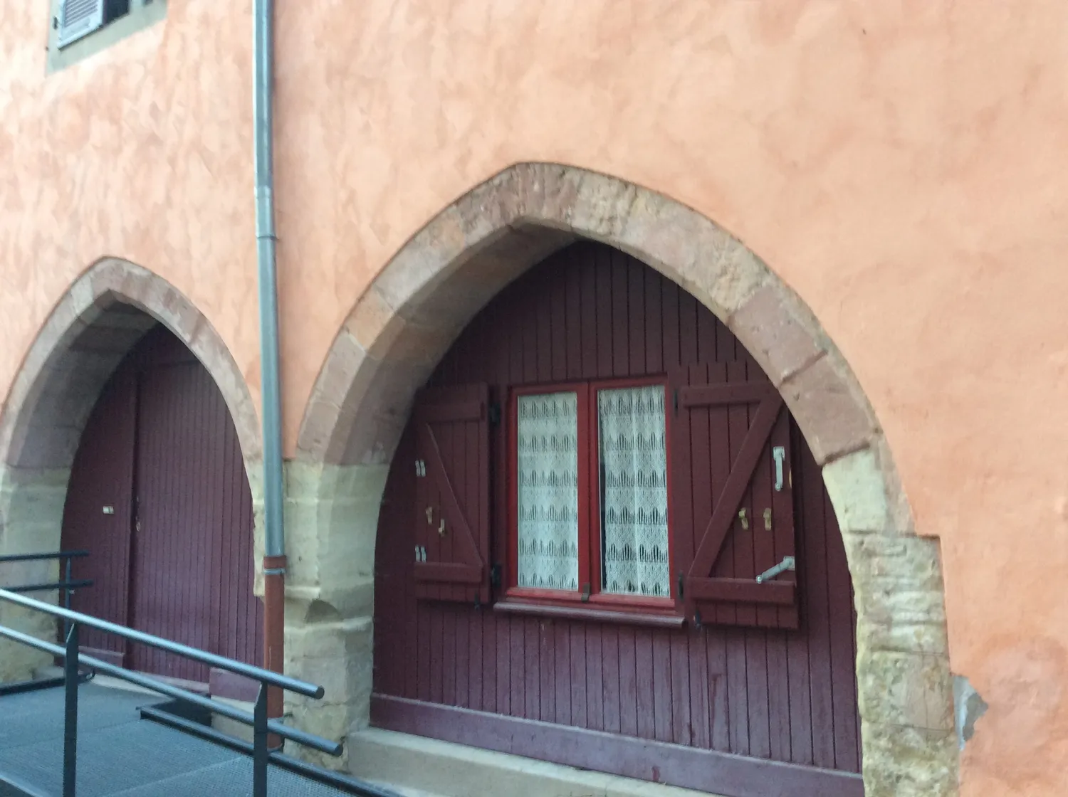 Image qui illustre: Les vestiges de fenêtres « gothique flamboyant » à Lunéville - 0