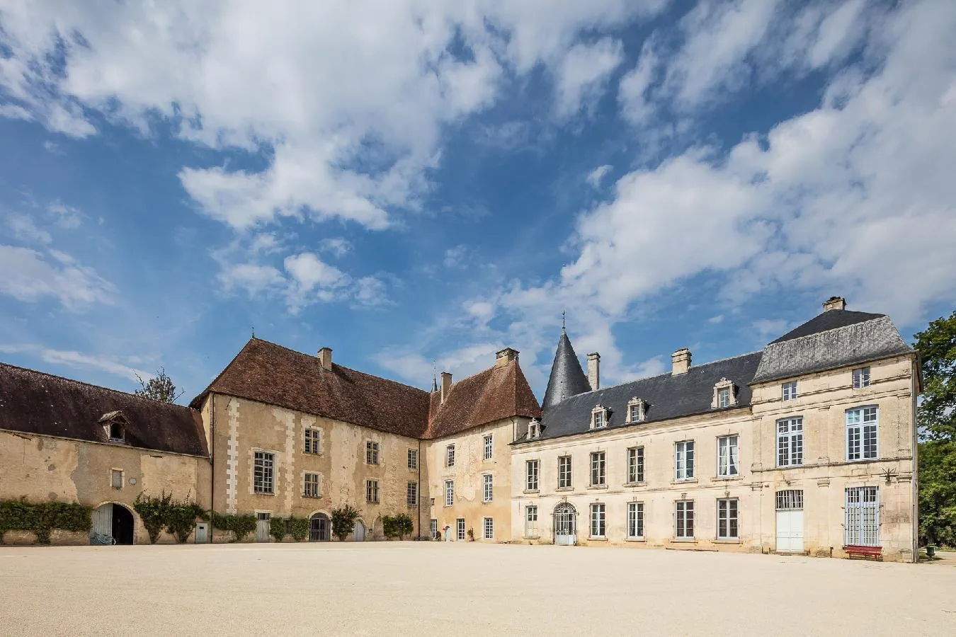 Image qui illustre: Parc du château de Taisne, les Riceys en Champagne