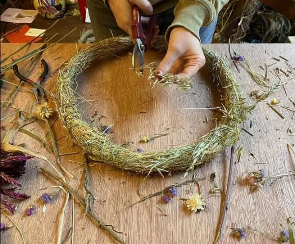 Image qui illustre: Créez votre couronne de fleurs séchées à la ferme