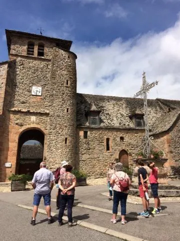 Image qui illustre: Découverte d'une église en granit rose, de style gothique méridional