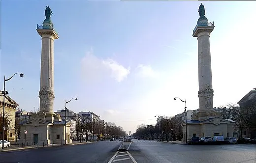 Image qui illustre: Les colonnes de la Barrière du Trône à Paris - 0