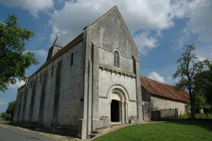 Image qui illustre: Eglise Saint-denis - Berry Roman