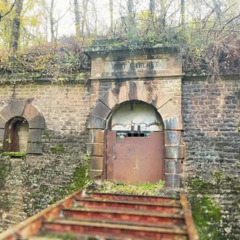 Image qui illustre: Exposition sur les cervidés dans un fort défensif typique du XIXe siècle