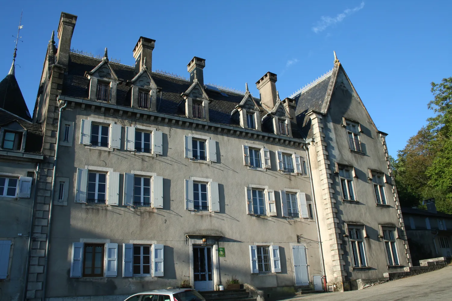 Image qui illustre: Le Château de Calmels à Lacaune - 0