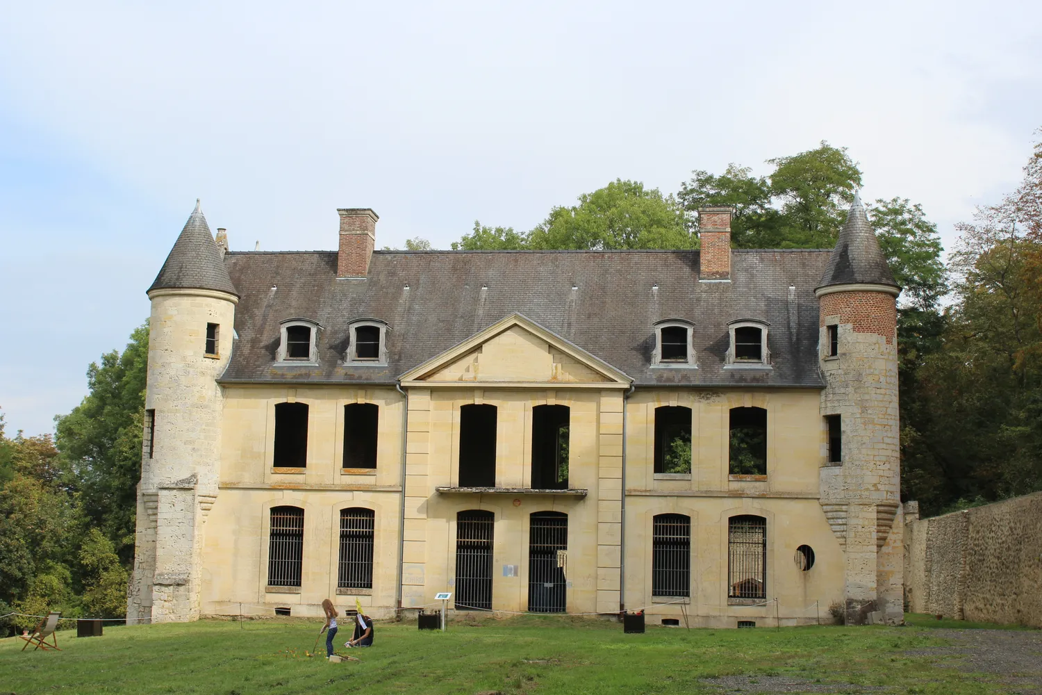 Image qui illustre: Château De Merlemont à Warluis - 0