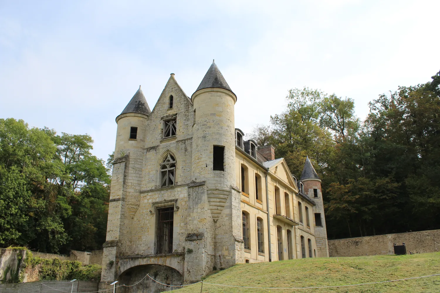 Image qui illustre: Château De Merlemont à Warluis - 2