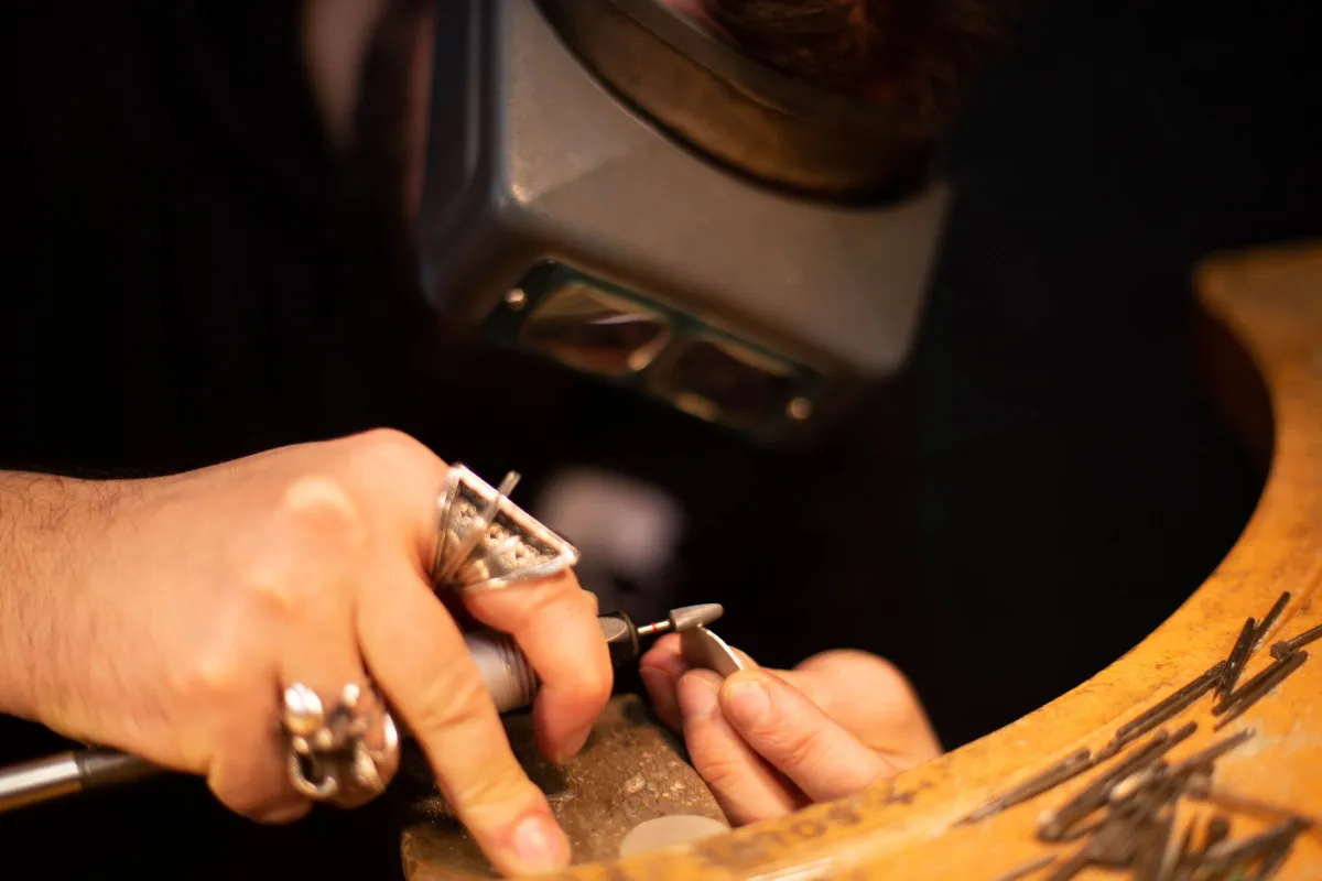 Image qui illustre: Créez vos boucles d'oreilles créoles en argent à Lyon - 2