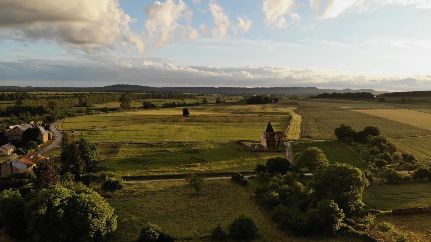 Image qui illustre: Visite libre d'une église romane perdue au milieu des champs à Chémery-Chéhéry - 0