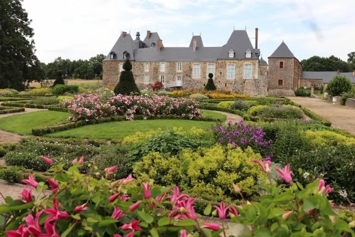 Image qui illustre: Découverte des jardins du château des Arcis, avec Catherine, la propriétaire-jardinière