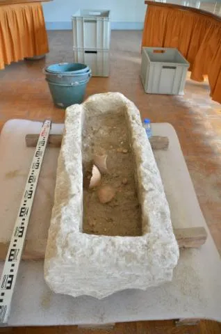 Image qui illustre: Fouille d'un sarcophage