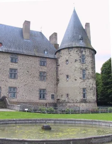 Image qui illustre: Château De Villeneuve-lembron