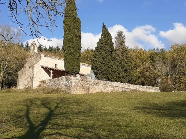 Image qui illustre: Partez à la découverte de la chapelle Notre-Dame des bois de Mespel !