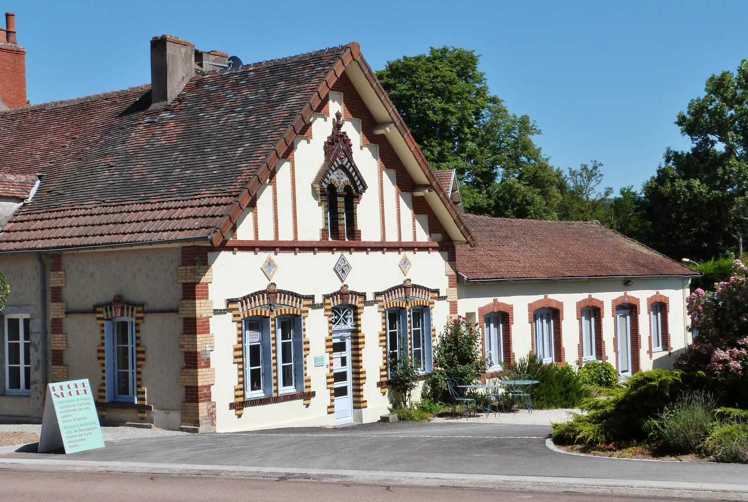 Image qui illustre: Visite des anciens bureaux de la tuilerie Perrusson à Saint-Léger-sur-Dheune - 0