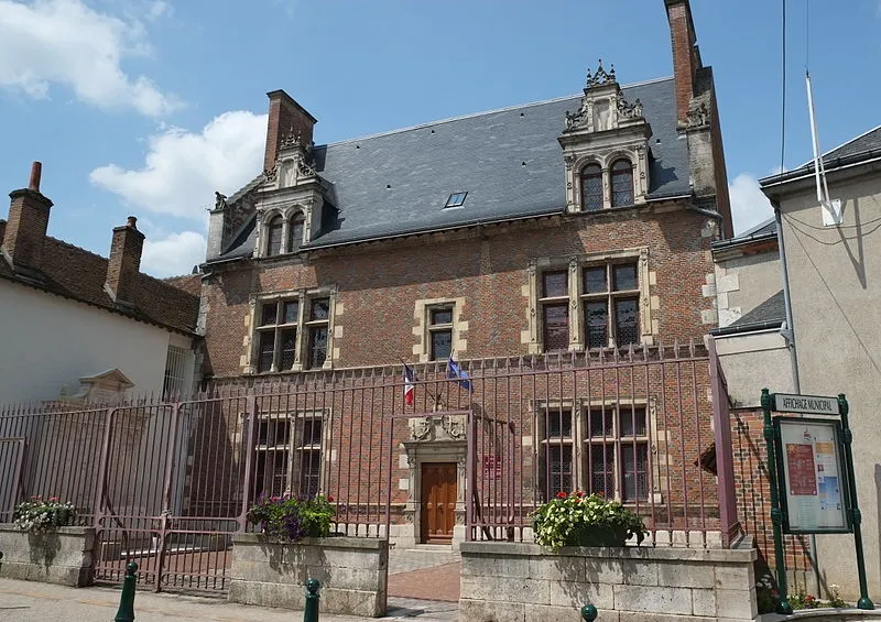 Image qui illustre: Hôtel De Ville Lorris à Lorris - 0