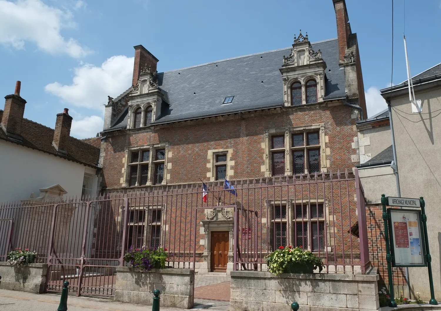 Image qui illustre: Hôtel De Ville Lorris à Lorris - 1