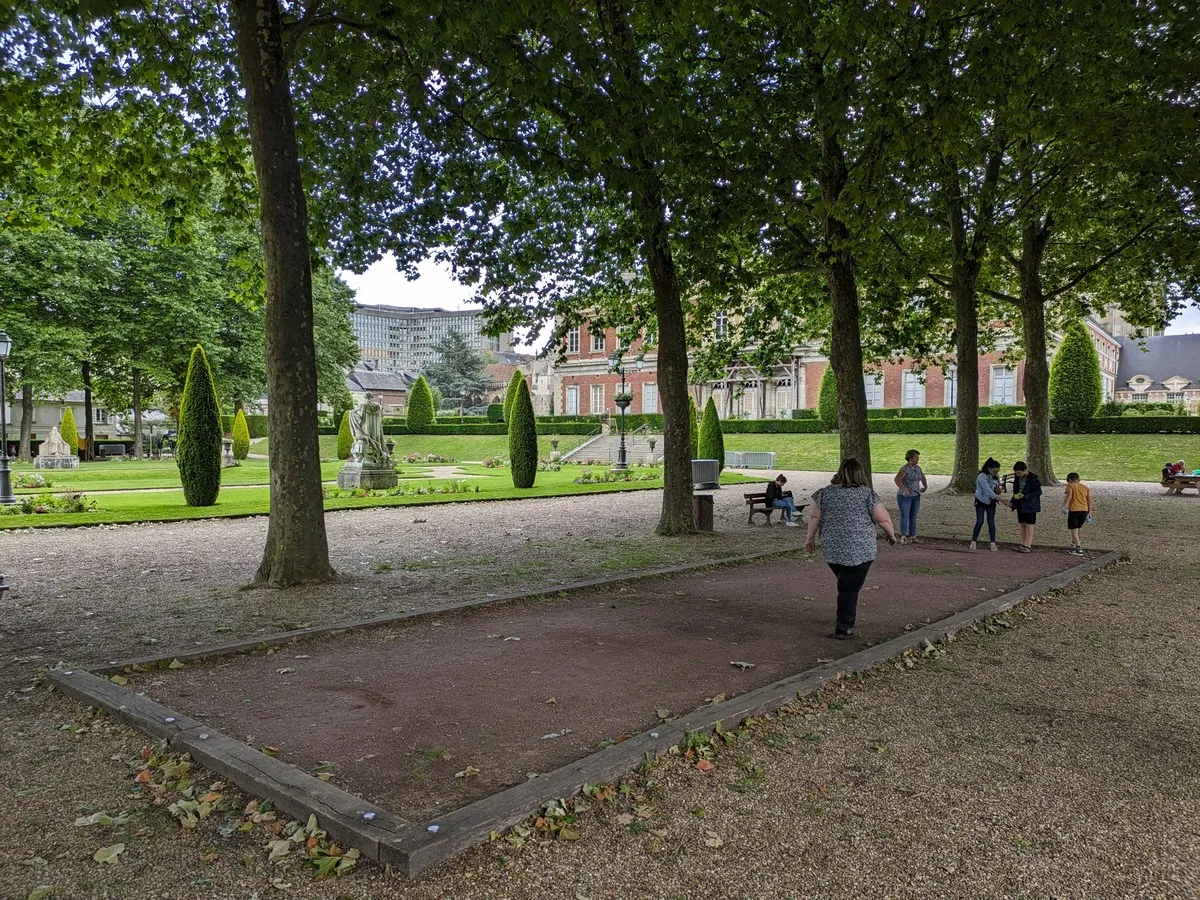 Image qui illustre: Terrain De Pétanque - Jardin De L'evêché à Lisieux - 0