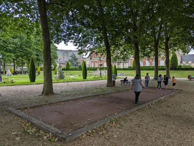 Image qui illustre: Terrain De Pétanque - Jardin De L'evêché