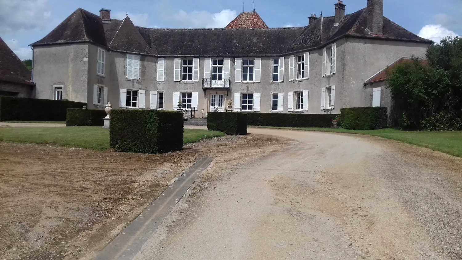 Image qui illustre: Visite guidée des extérieurs d'un château datant à la fois du Moyen Âge et du XVIIe siècle à Briaucourt - 0