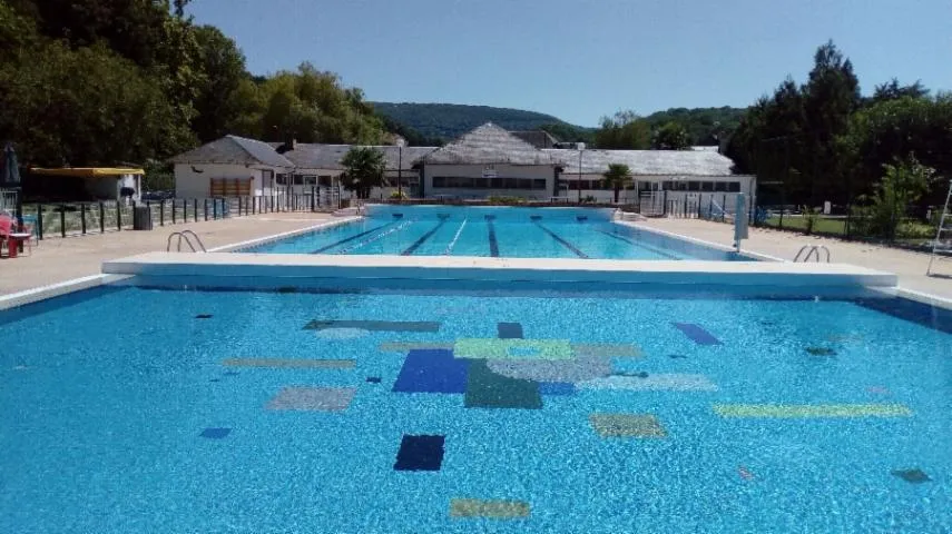 Image qui illustre: Piscine D'espalion