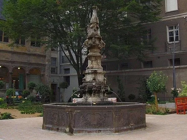 Image qui illustre: Fontaine de Beaune-Semblançay