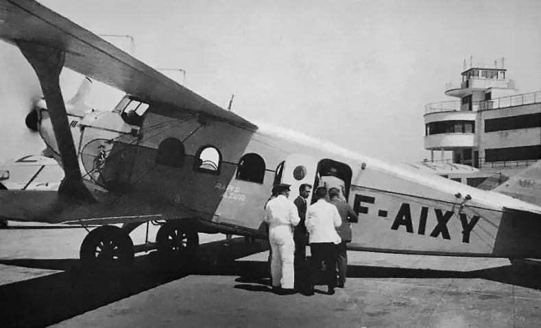 Image qui illustre: L'avion postal du Paty