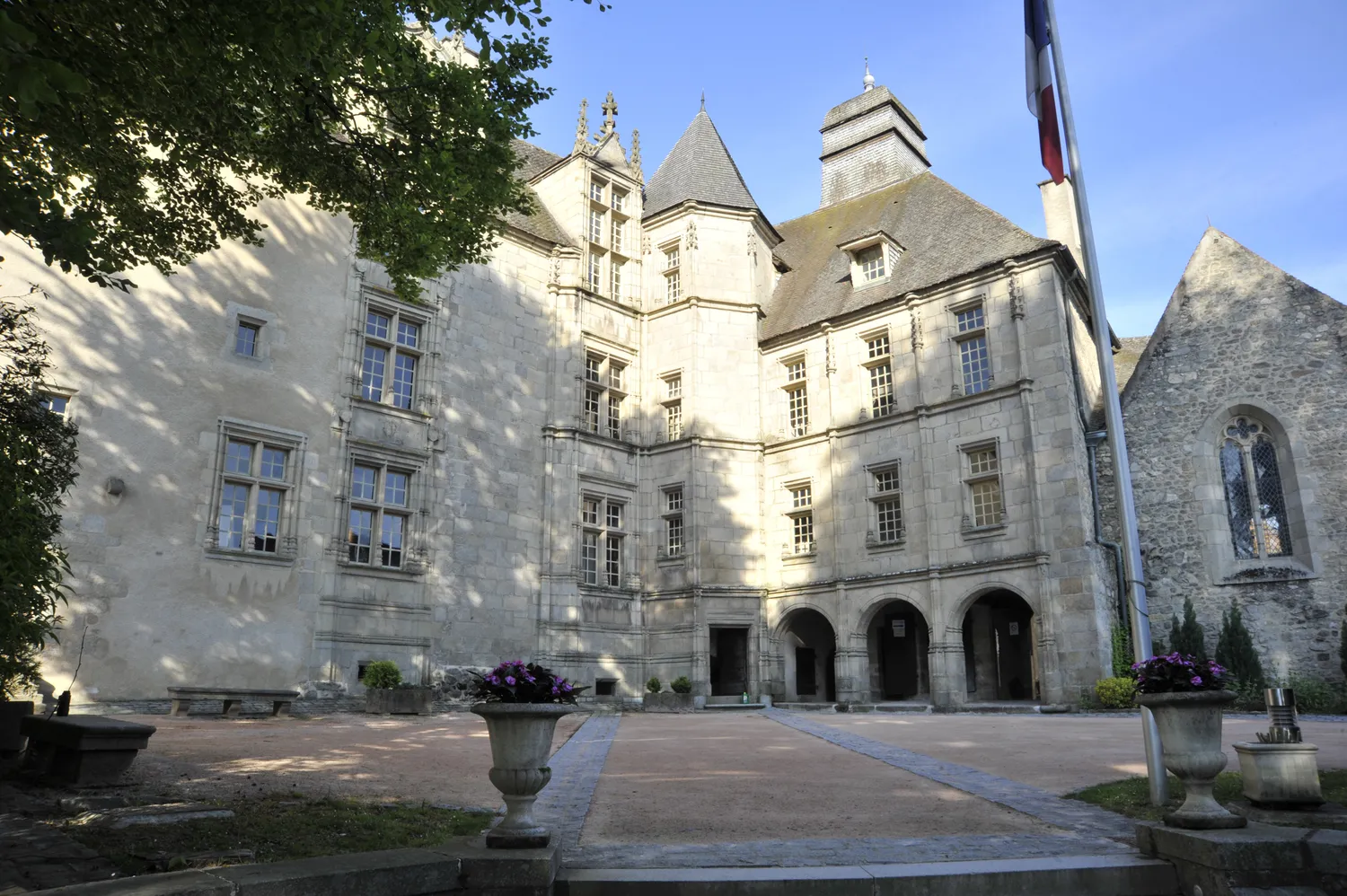 Image qui illustre: Conférence et visite de l'Hôtel du Département à Guéret - 0