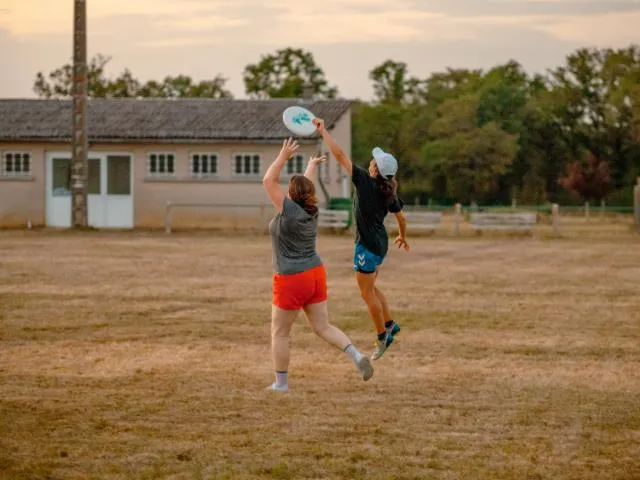 Image qui illustre: Entrainement Ultimate Frisbee - Lathus Saint Rémy