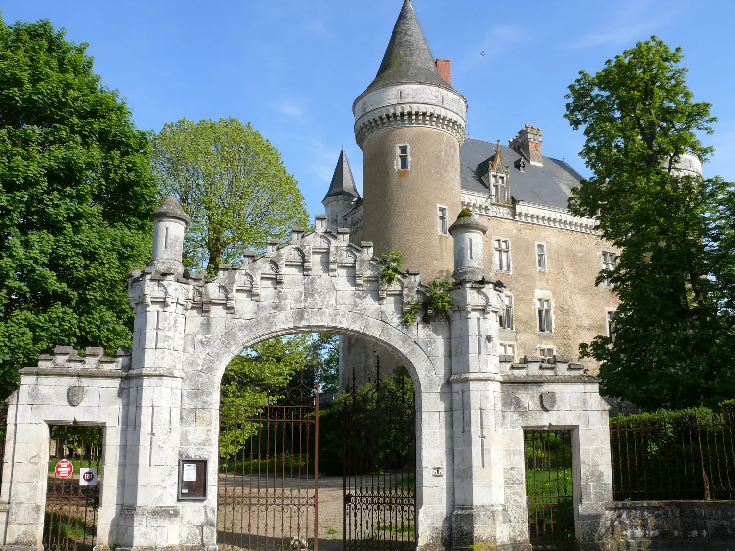 Image qui illustre: Château De Saint-chartier à Saint-Chartier - 1