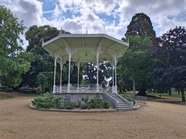 Image qui illustre: Visites du Jardin Public et concert