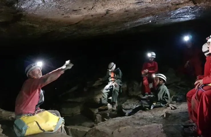 Image qui illustre: Spéléologie découverte de la grotte de Poujol