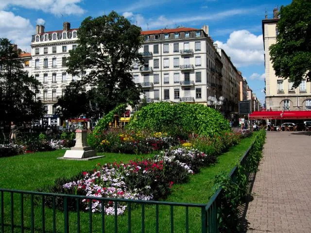 Image qui illustre: Place Carnot